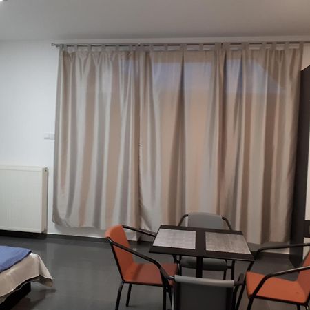 Kertvarosi Apartman Tiszaújváros Buitenkant foto
