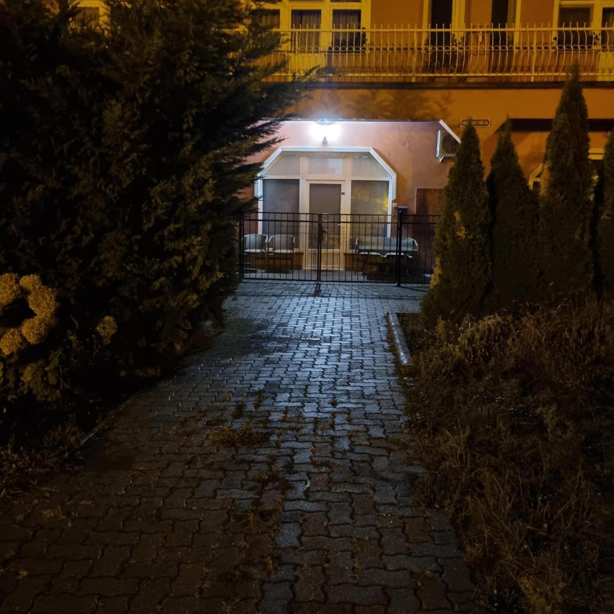 Kertvarosi Apartman Tiszaújváros Buitenkant foto