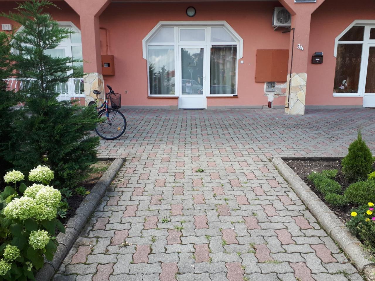 Kertvarosi Apartman Tiszaújváros Buitenkant foto