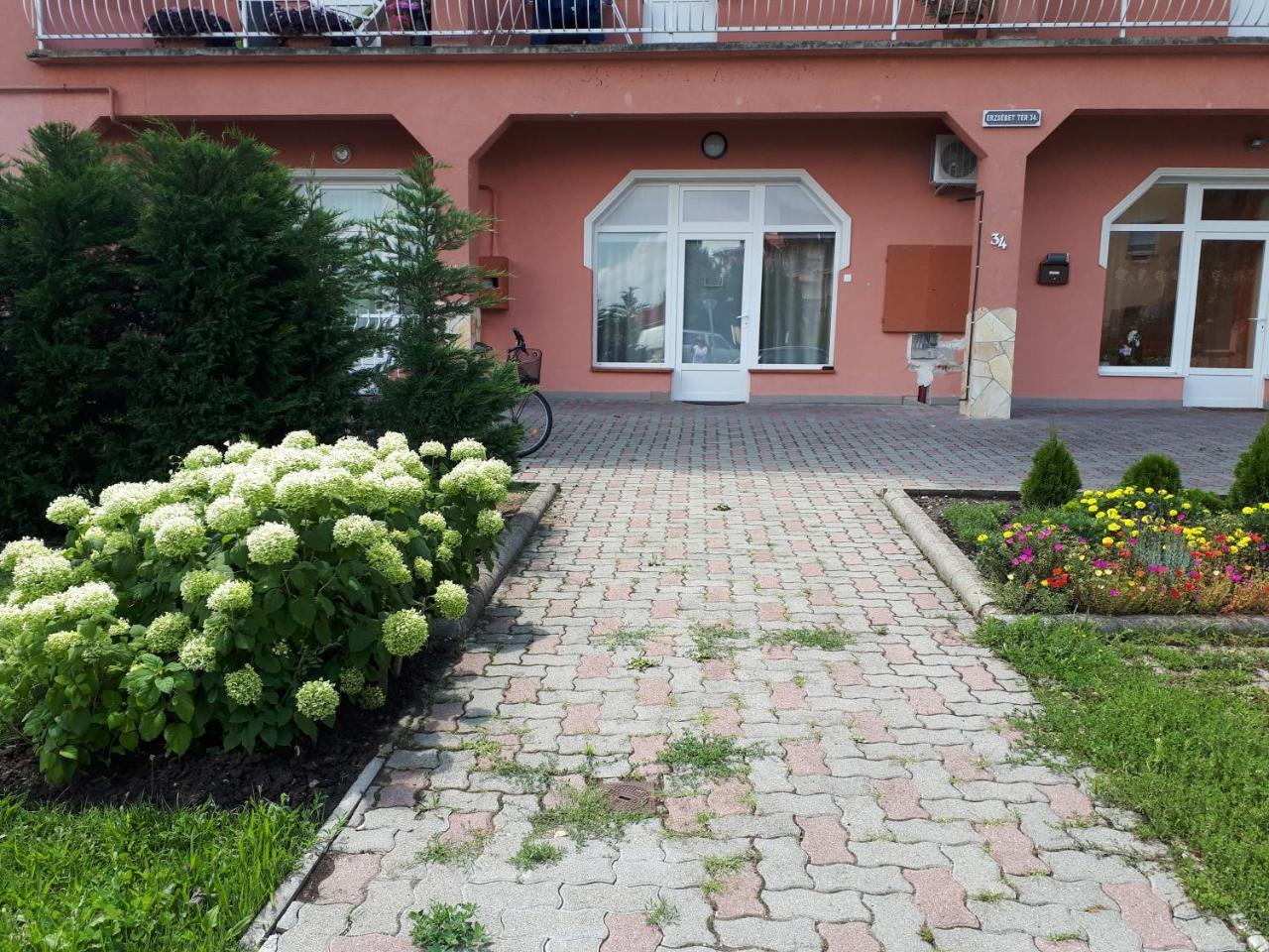 Kertvarosi Apartman Tiszaújváros Buitenkant foto