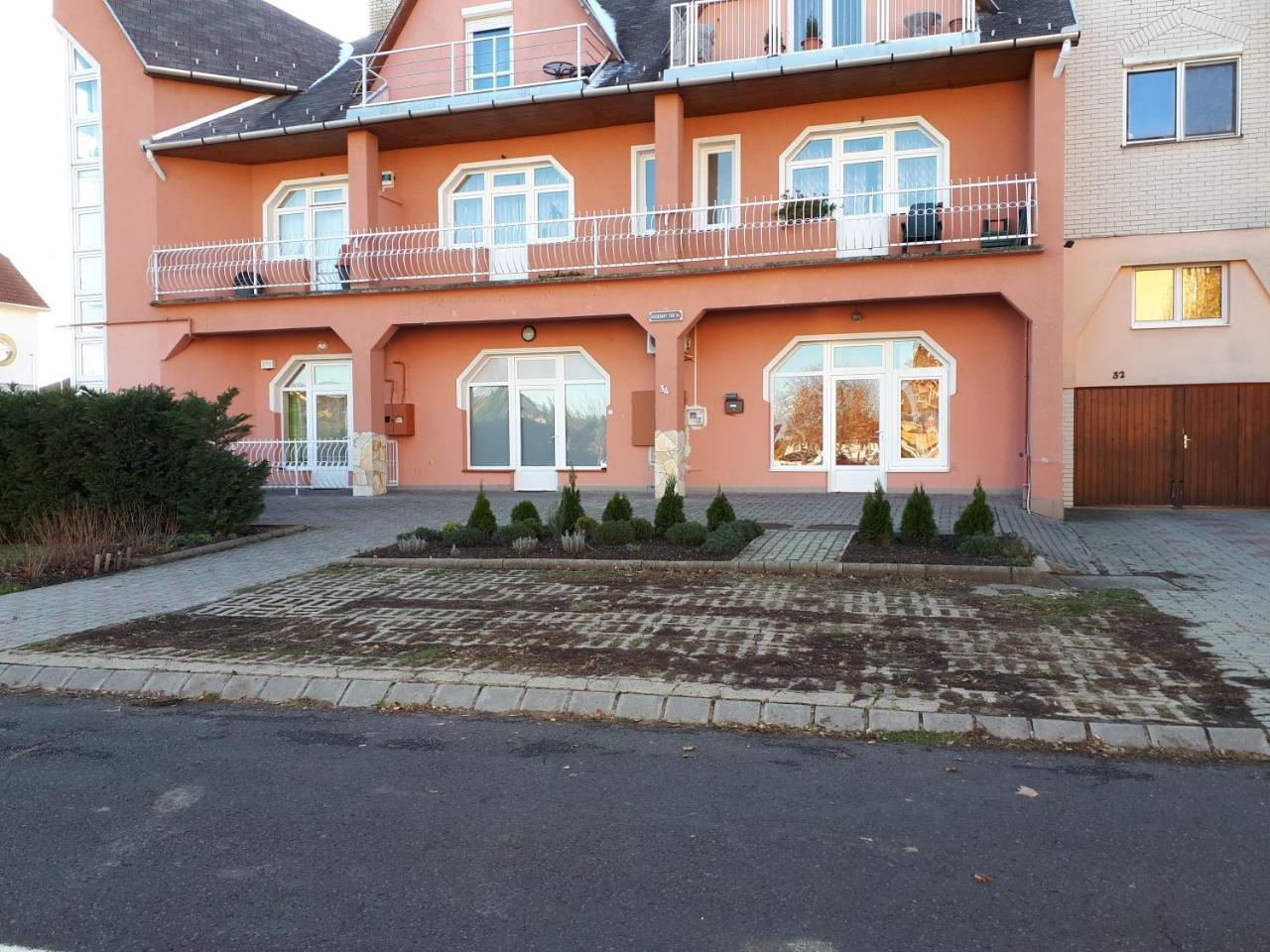 Kertvarosi Apartman Tiszaújváros Buitenkant foto