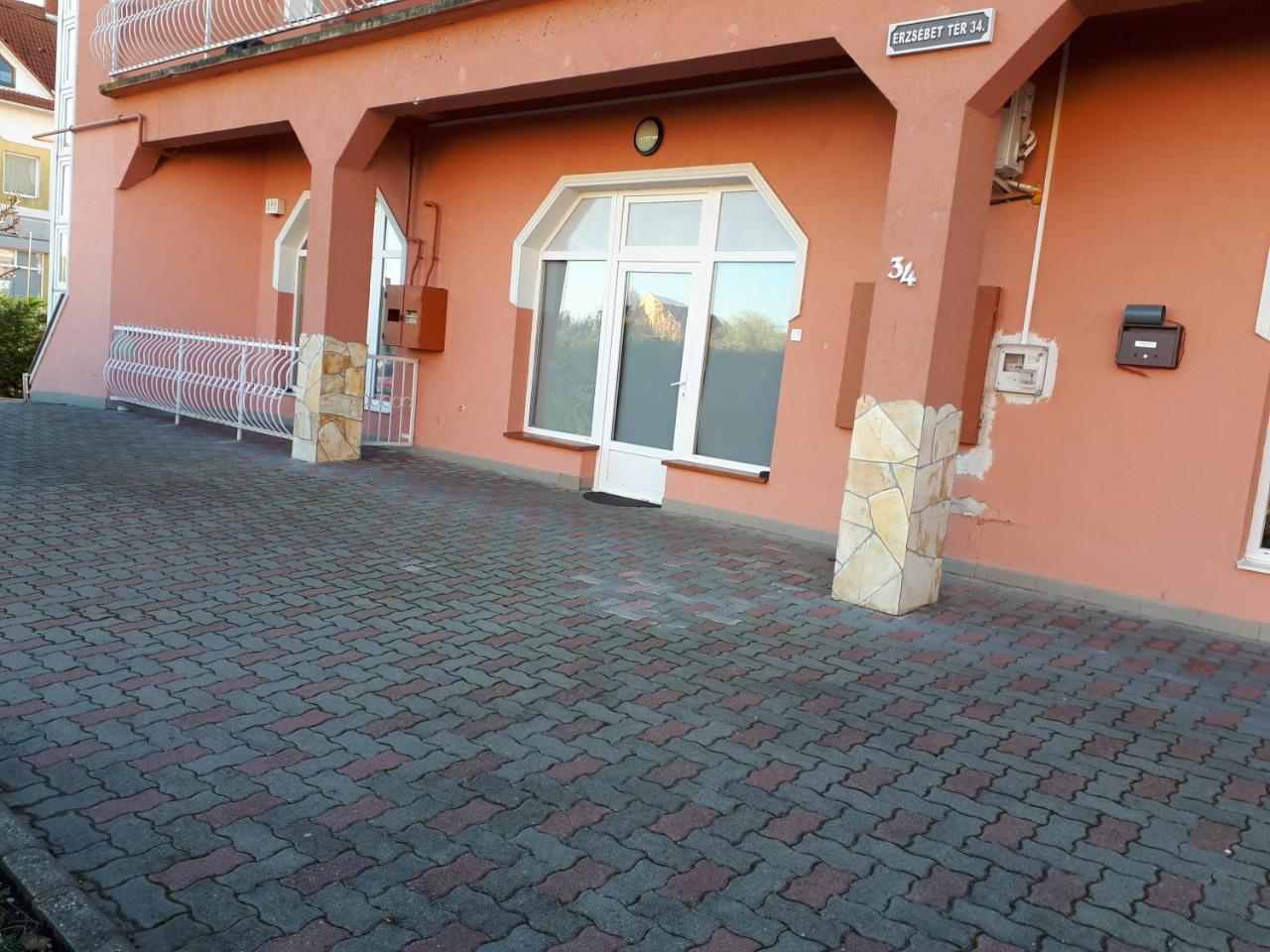 Kertvarosi Apartman Tiszaújváros Buitenkant foto