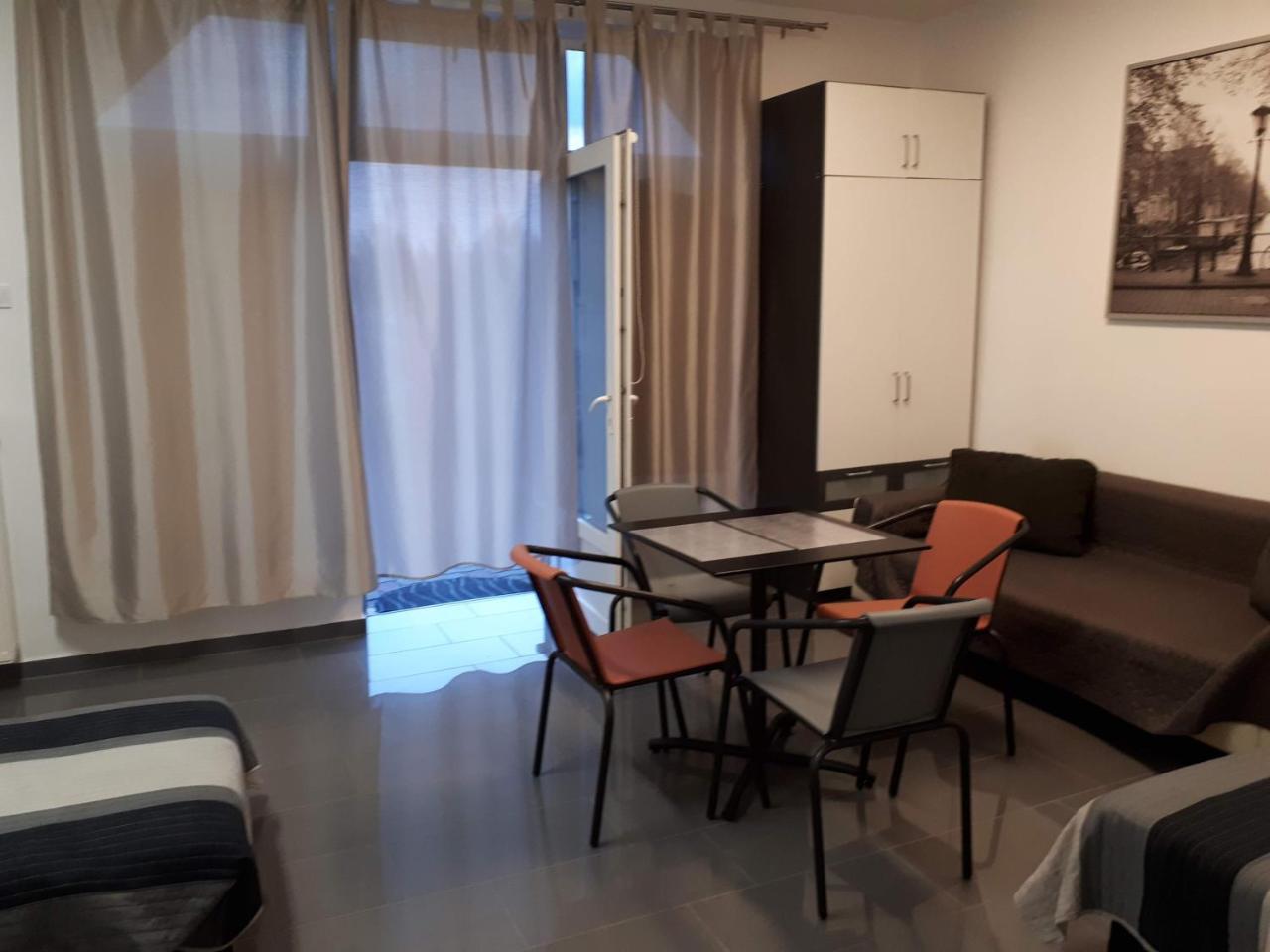 Kertvarosi Apartman Tiszaújváros Buitenkant foto